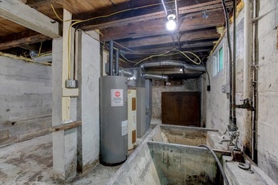 Excellent investment opportunity or ideal owner-occupant duplex! - photo 32