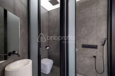 Luxurious 2 BR Villa, Walking Distance to Batu Bolong Beach - photo 11