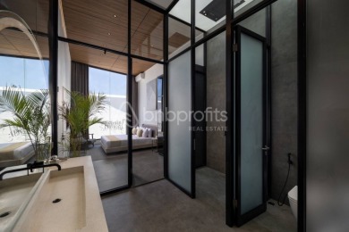 Luxurious 2 BR Villa, Walking Distance to Batu Bolong Beach - photo 12