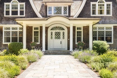 Welcome to 58 Wainscott Stone Road, a timeless Hamptons classic - photo 4