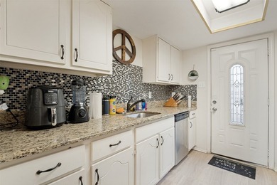 Perfect for investors or individuals! Month-to-month tenant in - photo 5