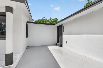 Stunning Fully Renovated 4-Bedroom, 3-Bathroom Modern Oasis with - photo 8