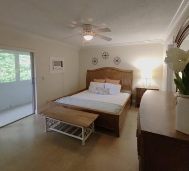 Spectacular open concept 1 bedroom 1.5 bath. This condo is in a - photo 2
