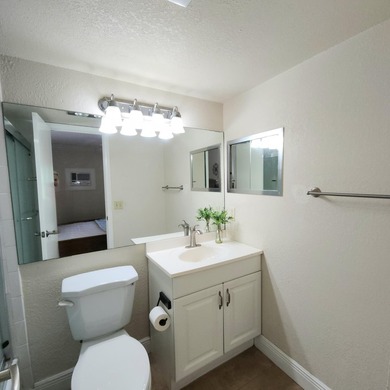 Spectacular open concept 1 bedroom 1.5 bath. This condo is in a - photo 4