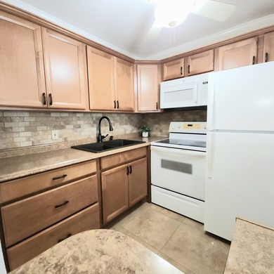 Spectacular open concept 1 bedroom 1.5 bath. This condo is in a - photo 8