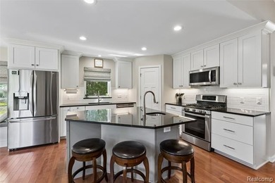 Welcome to this beautifully crafted 2019 custom-built home with - photo 7