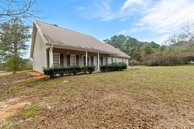 Charming 3-bedroom, 2-bath home situated on a spacious 0.82-acre - photo 4