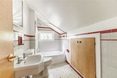 Welcome to this spacious and versatile 2,262 sq. ft. Cape Cod - photo 21