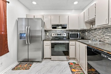 Welcome to The Hamptons! This charming 2-story home offers 3 - photo 4