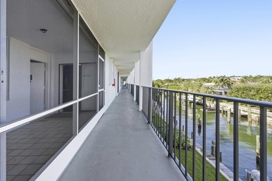 Fully renovated 2BR, 2 bath Condo. New laminate floors, kitchen - photo 2