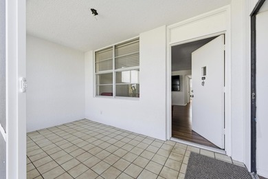 Fully renovated 2BR, 2 bath Condo. New laminate floors, kitchen - photo 3