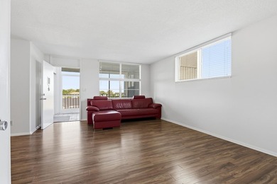 Fully renovated 2BR, 2 bath Condo. New laminate floors, kitchen - photo 9