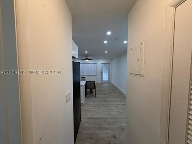 Great location in the Golden Isle subdivision with a security - photo 2
