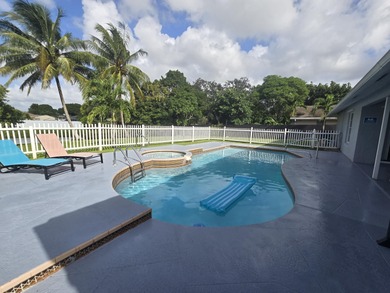 (private lake, pond, creek) Home For Sale in Royal Palm Beach Florida