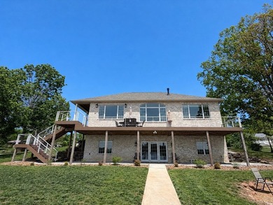 Custom lakefront home with high-end finishes + meticulous - photo 11