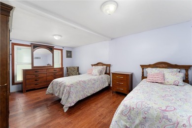 Large Versatile Residential Home with 6 bedrooms and 4 1/2 baths - photo 12
