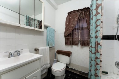 Large Versatile Residential Home with 6 bedrooms and 4 1/2 baths - photo 17