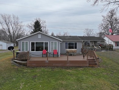 This charming one-story waterfront home on Lake Bruce offers an - photo 2