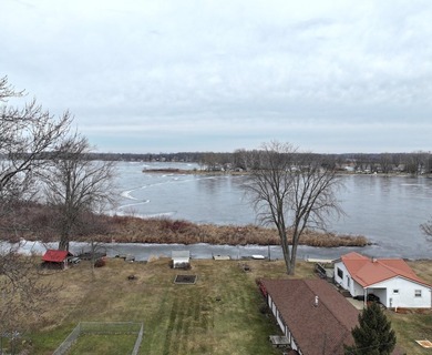 This charming one-story waterfront home on Lake Bruce offers an - photo 3