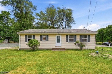Opportunity Awaits in Upper Greenwood Lake! This 3 bedroom, 1.5 - photo 1