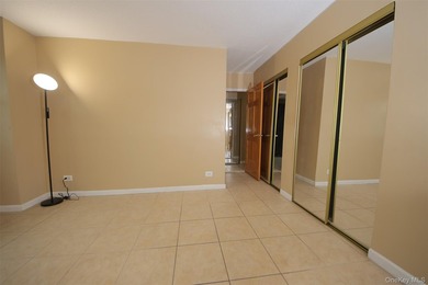Spacious unit with views from terrace towards Pelham. Master - photo 12
