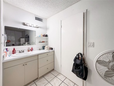 Well-maintained and spacious 2-bedroom, 2-bathroom condo located - photo 17