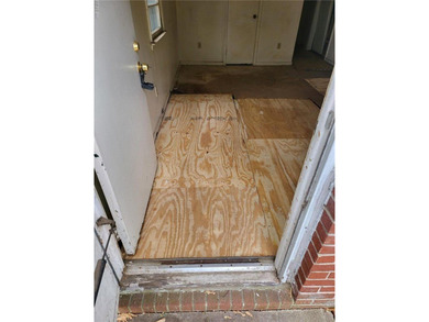 Priced at City assessment! Bring all offers! Cash only sale! - photo 4
