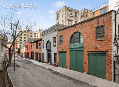 In a neighborhood defined by architectural pedigree, true - photo 24