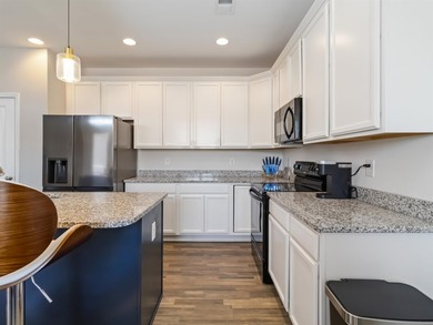 Welcome home to this beautiful 3-bedroom, 2.5-bath home - photo 11