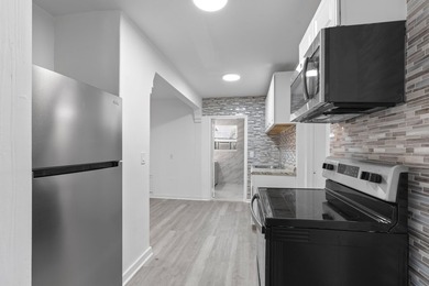 ABSOLUTELY GORGEOUS TRIPLEX | PRIME PALM BEACH LOCATION | HUGE - photo 11