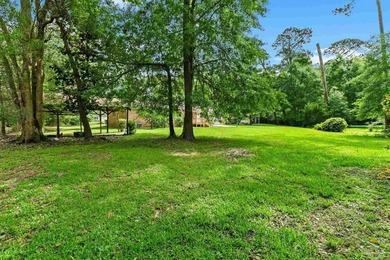 Tucked away at the end of a quiet dead-end road, this cozy - photo 41