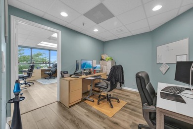Nice corner office - photo 8