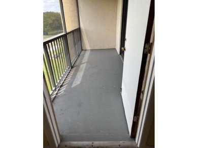 SPACIOUS AND BRIGHT 3 BEDROOM/2BTH , 4TH FLOOR PRIME END UNIT - photo 12