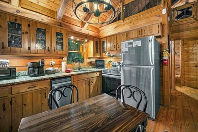 This well-maintained 2BR/1BA cabin in Walnut Mountain is 1200 sq - photo 5