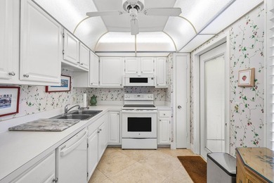 Beautifully appointed 1st-floor 2BR split floor plan residence - photo 4