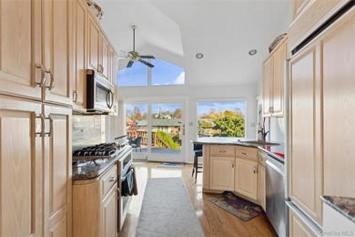 Opportunity Knocks! Welcome to this stunning South Merrick - photo 10
