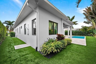 Welcome to an exceptional coastal retreat, where modern luxury - photo 30