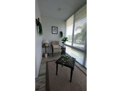 Inviting, light-filled, and impeccably renovated extra-large - photo 12