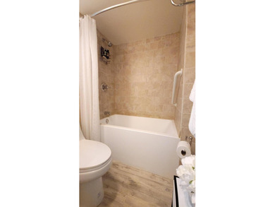 Inviting, light-filled, and impeccably renovated extra-large - photo 16