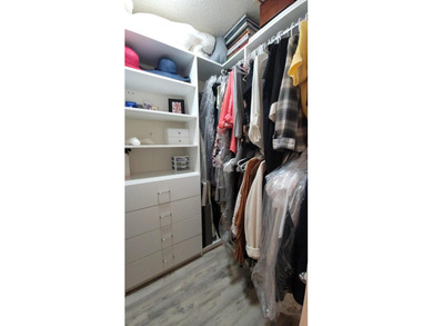 Inviting, light-filled, and impeccably renovated extra-large - photo 20