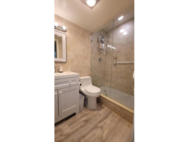 Inviting, light-filled, and impeccably renovated extra-large - photo 22