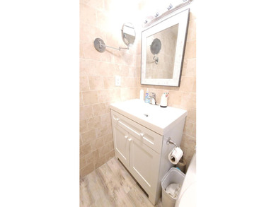 Inviting, light-filled, and impeccably renovated extra-large - photo 23