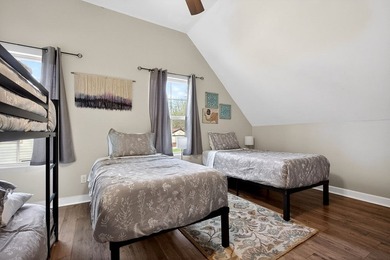 Fully furnished lake-area retreat located in The Falls at Center - photo 30