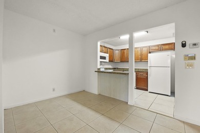Welcome to a bright and inviting West Palm Beach residence - photo 2