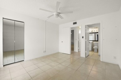 Welcome to a bright and inviting West Palm Beach residence - photo 7