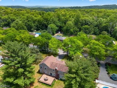 Welcome to this spacious Colonial with beautiful curb appeal - photo 3