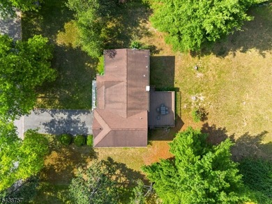 Welcome to this spacious Colonial with beautiful curb appeal - photo 4