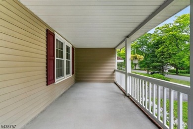 Welcome to this spacious Colonial with beautiful curb appeal - photo 6