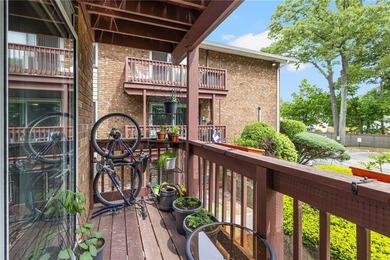 Welcome to desirable Pilgrim Court! This updated and - photo 14