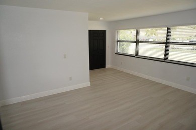 Beautifully remodeled 3-bedroom, 2-bathroom single-family home - photo 7